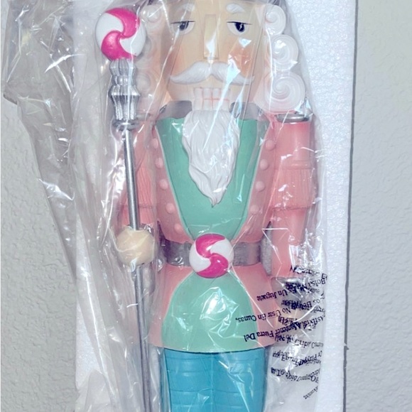🛑READ🛑 NIB Peppermint Square 18 inch Pink/Aqua Pastel Resin Nutcracker - Picture 2 of 9